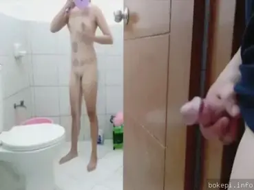 Ngintip Tetangga Mandi, Langsung Sikat Memek Basah